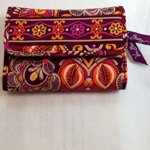 NEW. VERA BRADLEY QUILT WALLET.  COIN ZIP POCKEY & 10 CREDIT CARD HOLDERS.